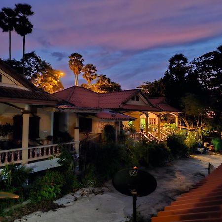 Beachfront Bungalow South Of Пхукет Экстерьер фото